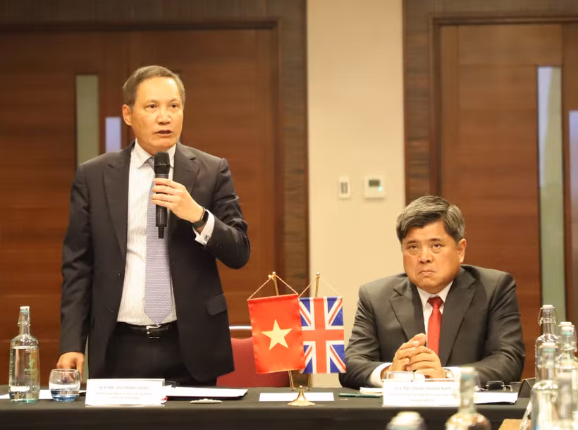 越南驻英国大使杜明雄发表讲话。图自越通社