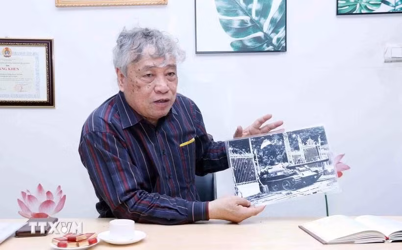 原越通社社长陈梅享分享其照下图片《解放军坦克驶入独立宫——1975年4月30日中午》有关故事。图自越通社