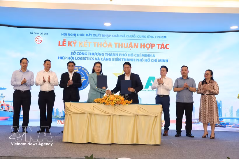 胡志明市工贸局与胡志明市物流和海港协会签署合作备忘录。图自越通社