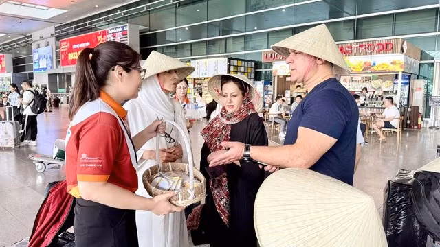 胡志明市迎接乘坐首班伊朗飞往越南包机的游客。图自越通社