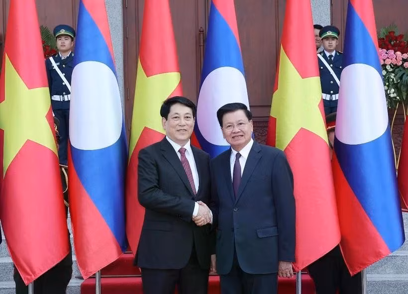 越南国家主席梁强和老挝人民革命党中央总书记、老挝国家主席通伦·西苏里。图自越通社