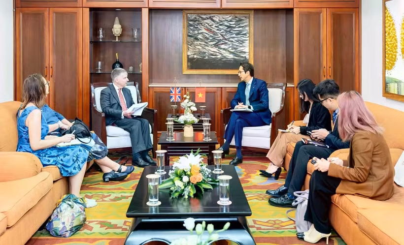 双方召开东盟高官会越南代表团团长和东盟高官会英国代表团团长的会议。图自越南外交部