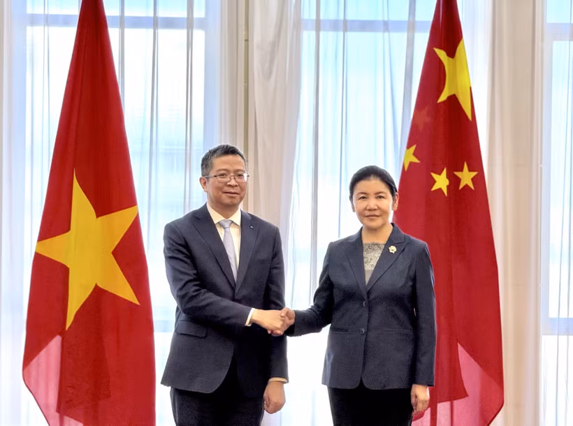 越南驻中国大使范青平和中国司法部部长贺荣。图自越通社