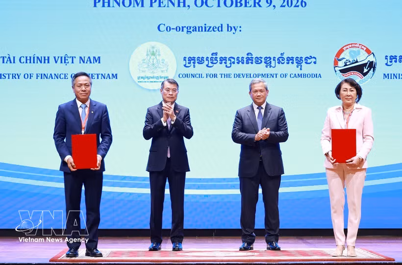 越南政府总理黎明兴与柬埔寨首相洪玛奈见证两国有关机构和企业交换了5份合作文件。图自越通社