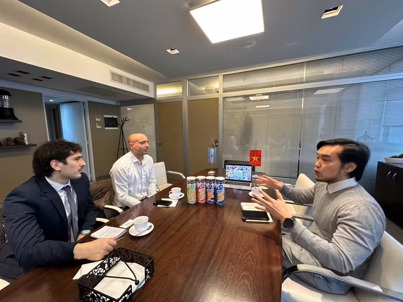 越南驻阿根廷兼驻巴拉圭和乌拉圭大使馆商务处与阿根廷-巴拉圭合资企业——CMA Paraguay公司（CMA）代表举行了工作会谈。图自越南工贸部