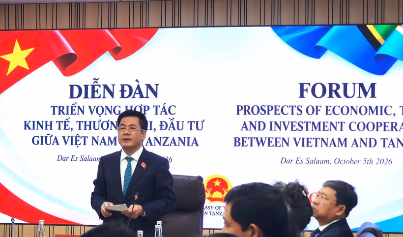 越南国会副主席阮鸿延在论坛上发表讲话。（越南工贸部贸易促进局供图）