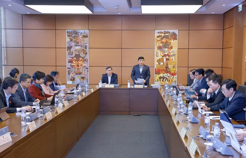 11月5日上午，国会代表分组审议了《民事执行法（修正案）》、《司法鉴定法（修正案）》、《反腐败法（修正案）》及《知识产权法（修正案）》等法律草案。图自越通社