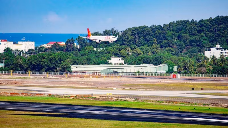 越南太阳富国航空公司9G1955号航班从胡志明市起飞后，平稳降落在富国国际机场2号跑道上。图自nhandan.vn