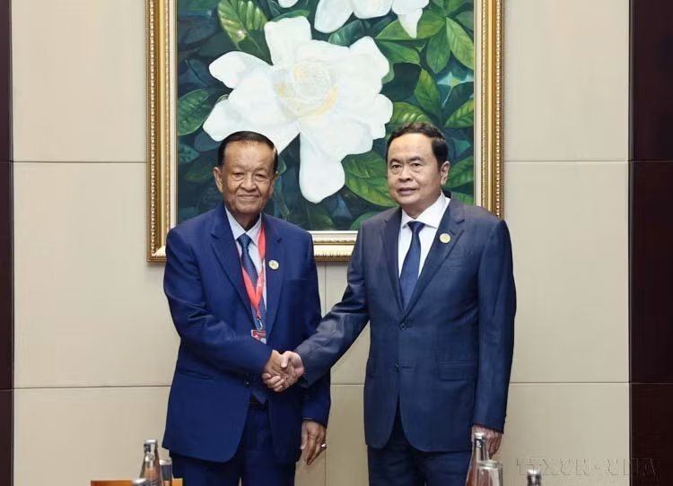 出席在老挝万象举行的第45届东盟议会联盟大会（AIPA-45）期间，2024年10月19日下午，越南国会主席陈青敏与泰国下议院议长万•穆罕默德•努尔•马塔会晤。图自 越通社