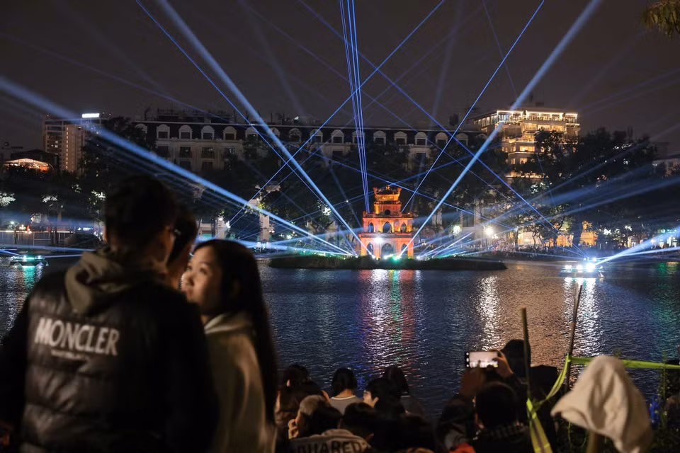 龟塔灯火璀璨、流光溢彩。图自 越通社