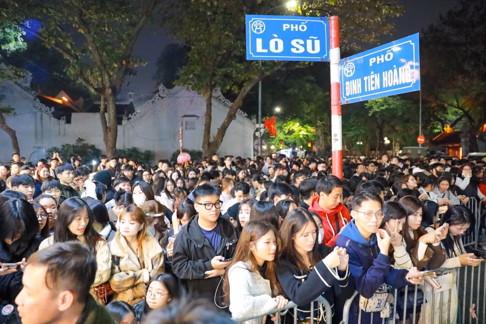 大批青年提前排队，等候参加河内2026倒计时活动。图自 越通社