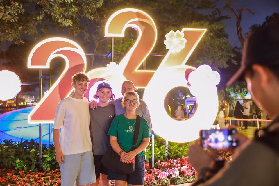 迎接2026年新年之际，游客拍照留念。图自 越通社