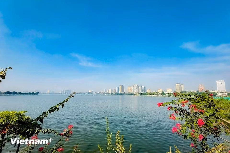 游览西湖，游客可在静谧环境中放松身心、泛舟赏景、尽享清新空气。图自 越通社《Vietnam+》