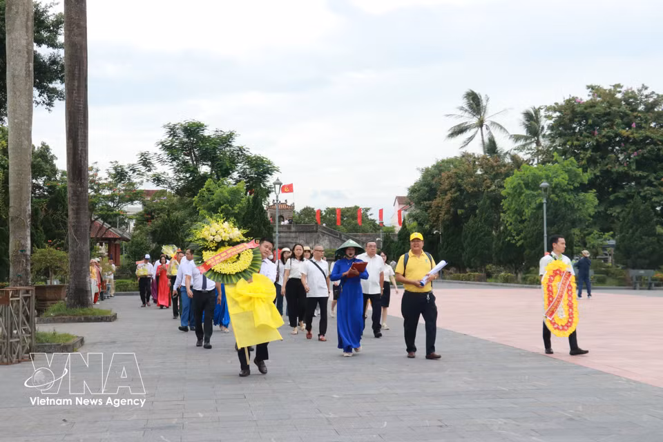 高峰时期，广治古城单日迎来约3000人次前来敬献鲜花、焚香祭奠，深切缅怀英雄烈士。图自 越通社