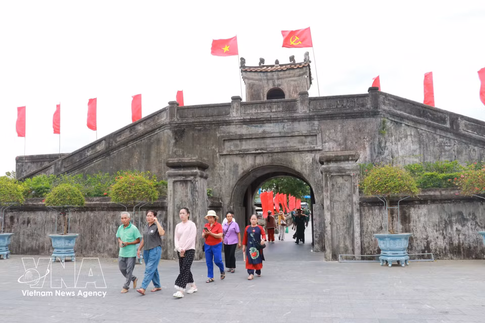 众多民众和游客来到广治古城祭奠英烈。图自 越通社