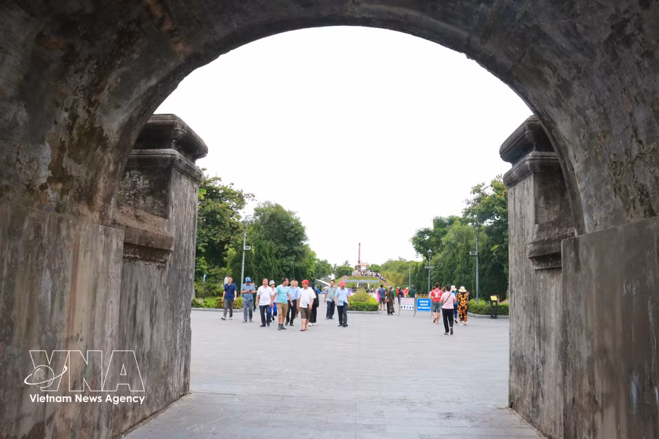 高峰时期，广治古城单日迎来约3000人次前来敬献鲜花、焚香祭奠，深切缅怀英雄烈士。图自 越通社