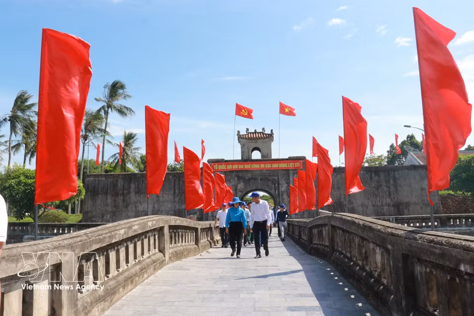 高峰时期，广治古城单日迎来约3000人次前来敬献鲜花、焚香祭奠，缅怀英雄烈士。图自 越通社