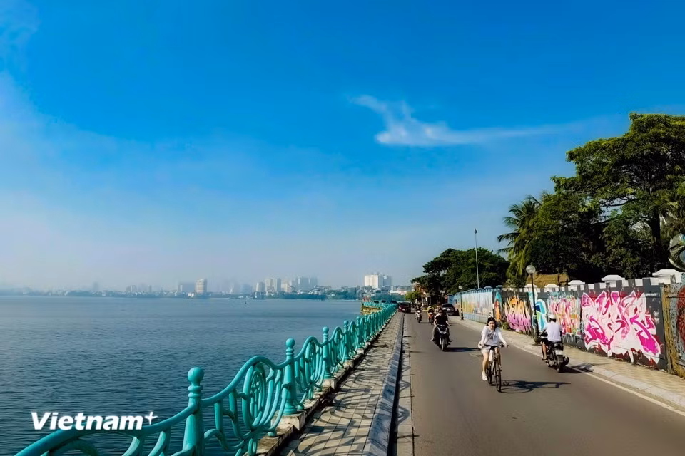骑车漫步湖畔，沿湖绕行之时，总能深切体会到西湖独特的韵味与令人难忘的美感。图自 越通社《Vietnam+》