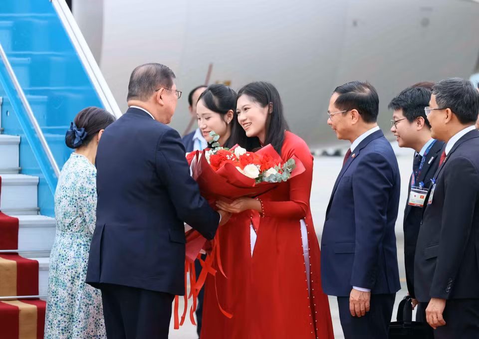 日本首相石破茂及夫人抵达河内，开始对越南进行正式访问。图自 越通社