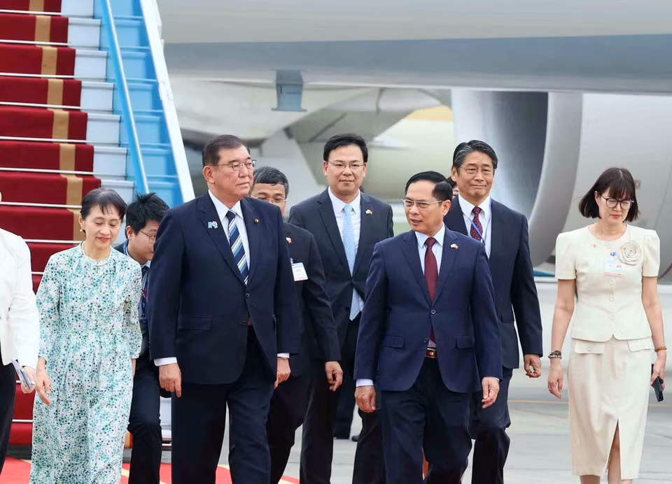 越南政府副总理兼外交部长裴青山在内排国际机场迎接日本首相石破茂及夫人。图自 越通社