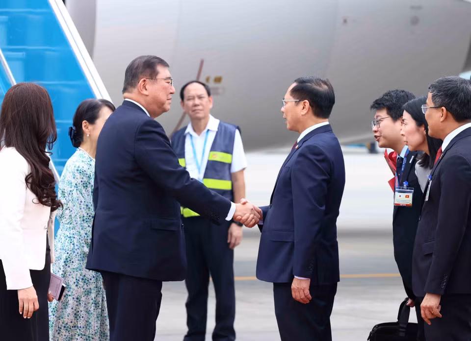日本首相石破茂及夫人抵达河内，开始对越南进行正式访问。图自 越通社