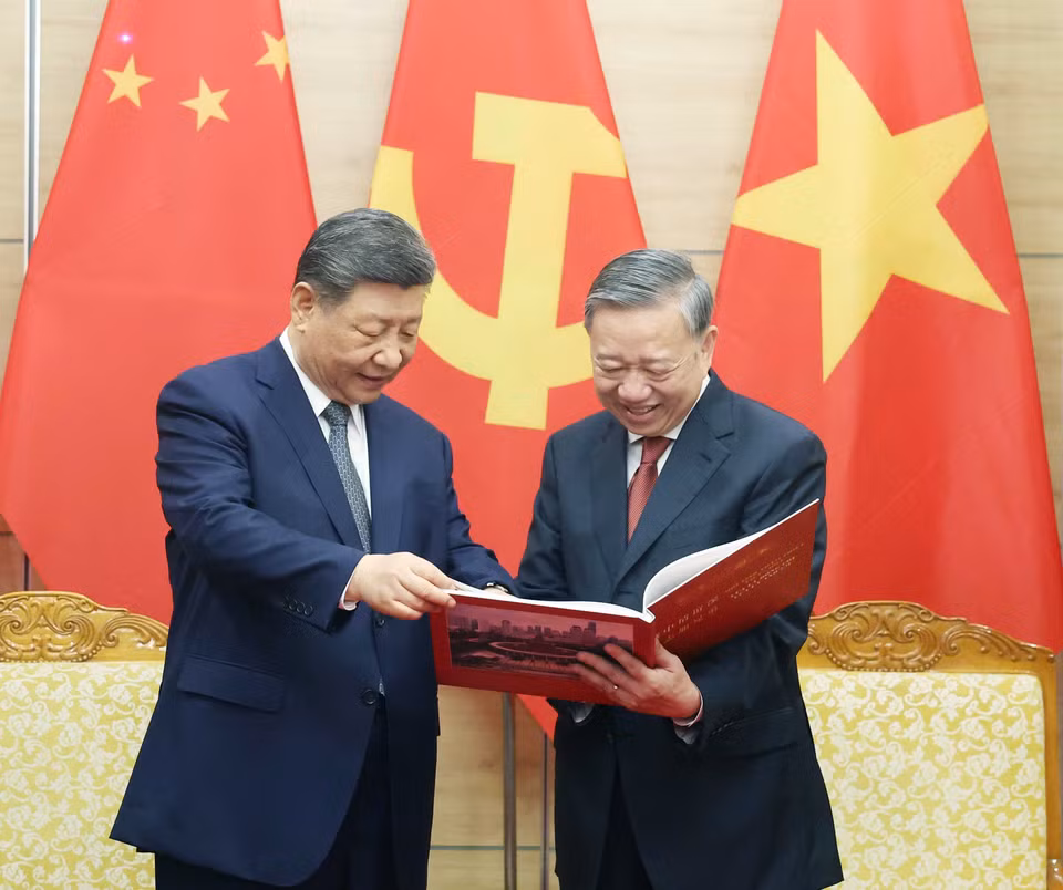 越共中央总书记苏林向中共中央总书记、国家主席习近平赠送由越通社精心编撰的图片集，收录了习近平同志自2011年至今五次访问越南期间的精彩瞬间与珍贵画面。图自 越通社