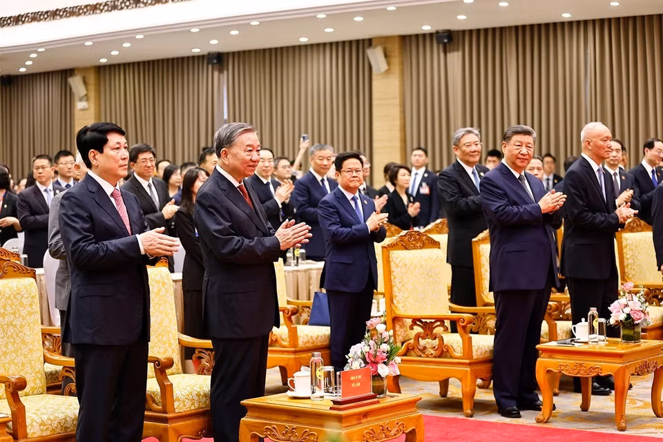 越共中央总书记苏林，国家主席梁强与中共中央总书记、国家主席习近平一同出席中越人民联欢。图自 越通社