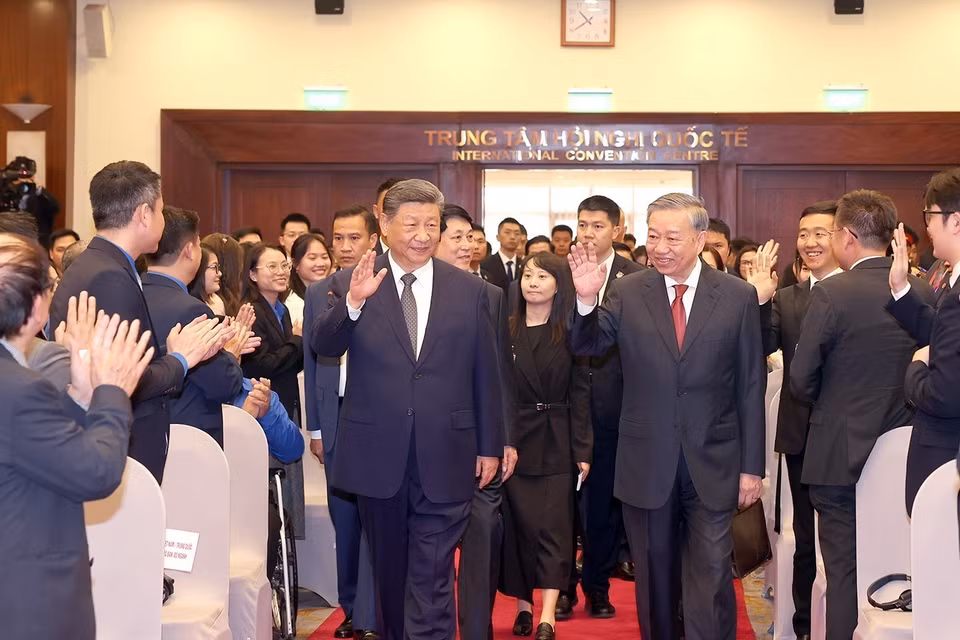 越共中央总书记苏林，国家主席梁强与中共中央总书记、国家主席习近平一同出席中越人民联欢。图自 越通社