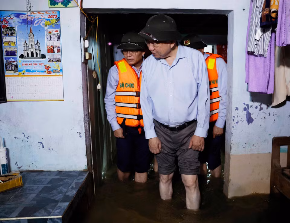 越共中央总书记苏林前往顺化市广田乡受洪水阻断地区察看灾情。图自 越通社
