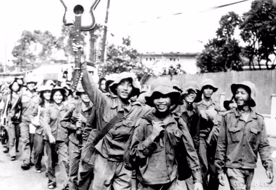 胡志明市的青年积极投身建设新经济区任务（1976年3月28日）。图自 越通社