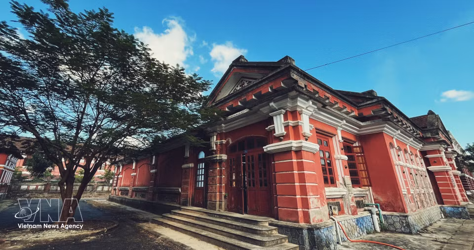 学校建筑具有鲜明的印度支那建筑风格。图自 越通社