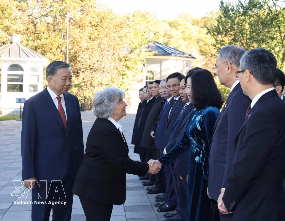 越共中央总书记、国家主席苏林向加拿大总督路易斯•阿尔布尔介绍越南高级代表团成员。图自 越通社
