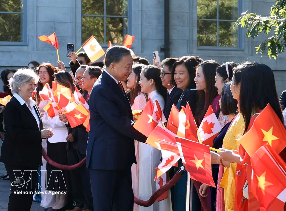 旅居加拿大越南人社群代表出席欢迎仪式。图自 越通社