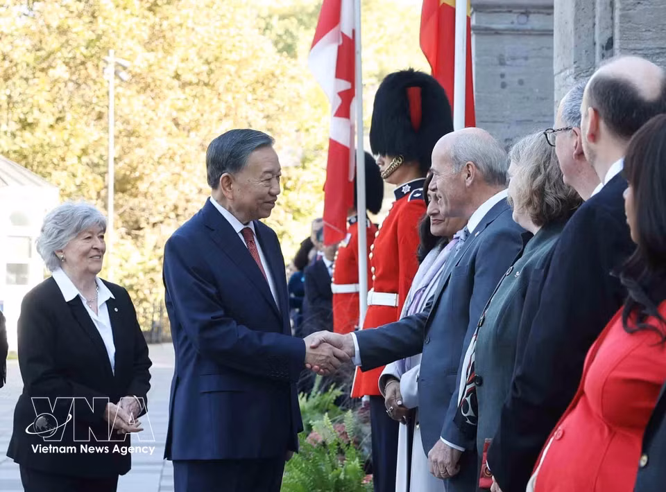 加拿大总督路易斯•阿尔布尔向越共中央总书记、国家主席苏林介绍加拿大高级代表团成员。图自 越通社