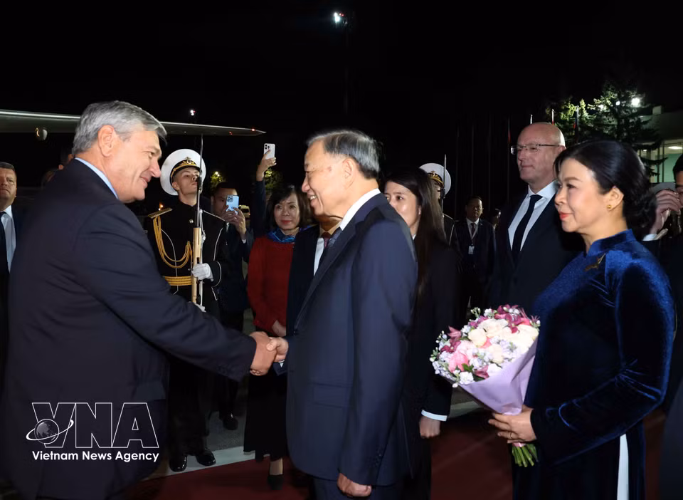越共中央总书记、国家主席苏林及夫人在莫斯科首都伏努科沃机场。图自 越通社