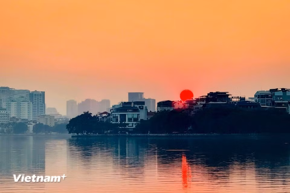 无论从哪个角度眺望，西湖在夕阳余晖映照下的风姿总能令人心动。可以说，西湖是河内独一无二的风景，是大自然赐予首都的珍贵礼物。图自 越通社《Vietnam+》
