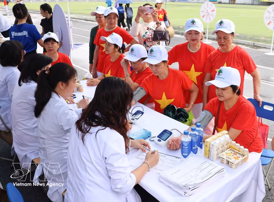为参加活动的老年人提供健康检查、健康咨询并赠送营养产品。图自 越通社