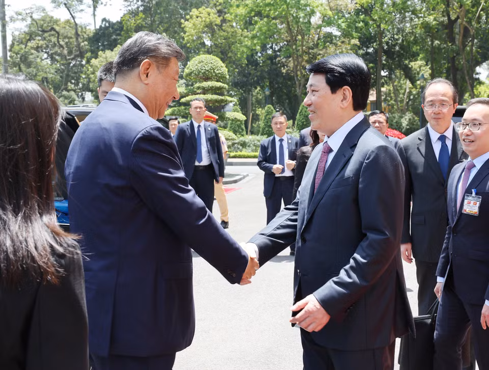 越南国家主席梁强到门口迎接中共中央总书记、国家主席习近平。图自 越通社