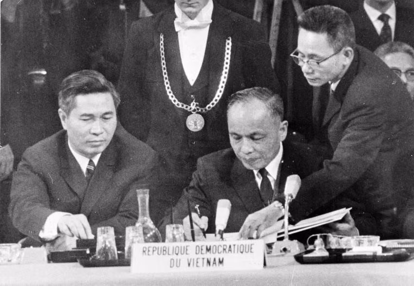 1973年，越南外交再取成就，《关于结束在越南的战争，恢复和平的巴黎协定》正式签署。美国及相关国家承认越南人民的民族自决权。图为1973年1月27日，越南民主共和国政府副总理兼外交部长阮维祯在法国巴黎签署《巴黎协定》。图自 越通社