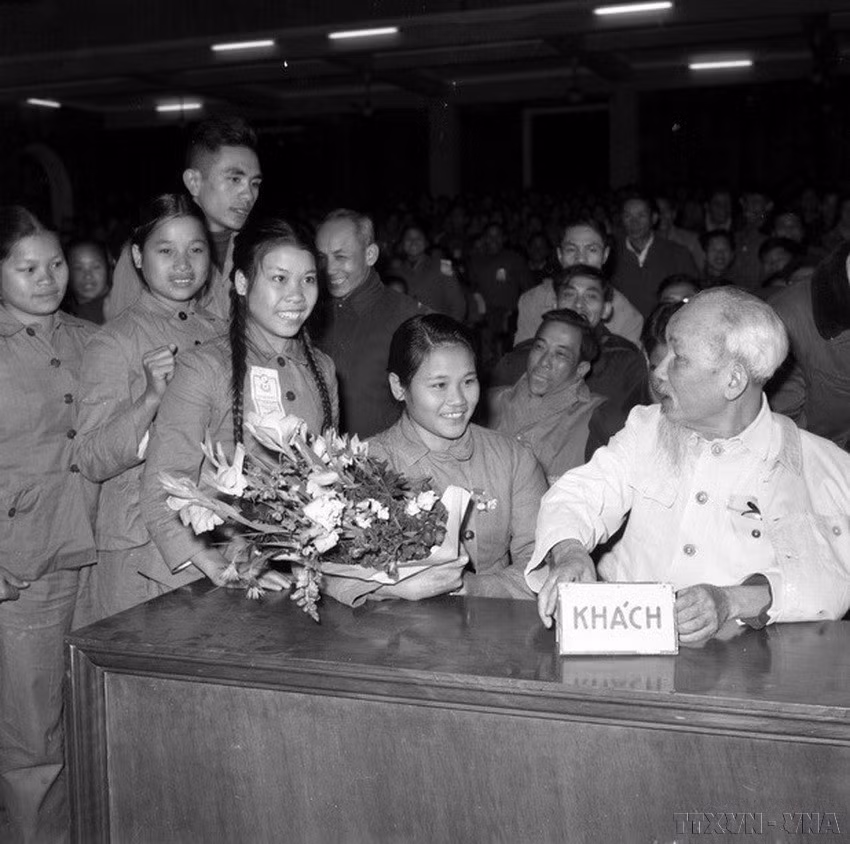 胡志明主席与参加北部青年抗美救国竞赛动员大会的代表亲切交谈。图自 越通社