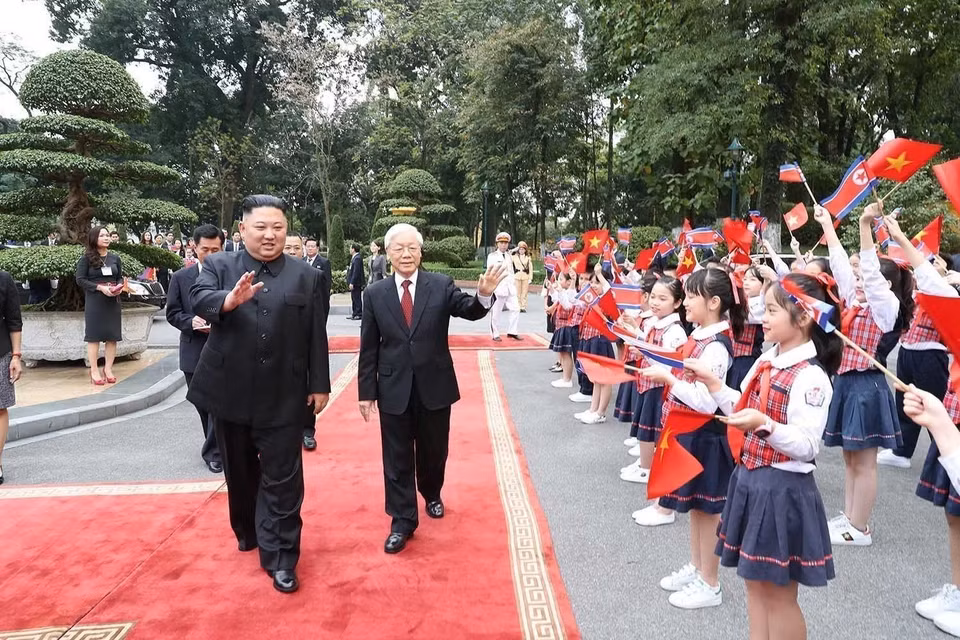 2019年3月1日，越共中央总书记、国家主席阮富仲在河内主持隆重仪式，欢迎朝鲜劳动党委员长、国务委员会委员长金正恩对越南进行正式友好访问。图自 越通社
