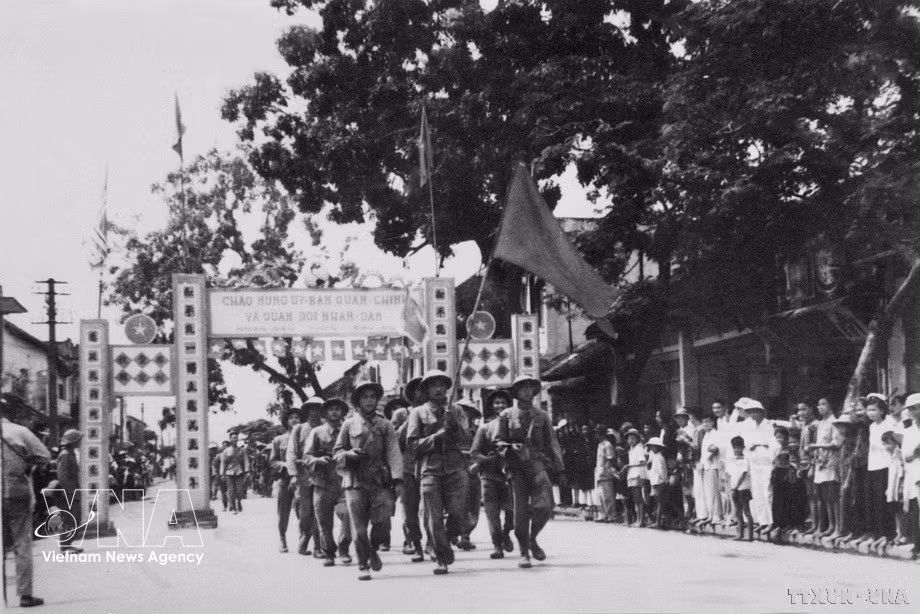 1954年10月6日，首都人民群众挥舞旗帜，热烈欢迎越南人民军进驻并接管河东。图自 越通社