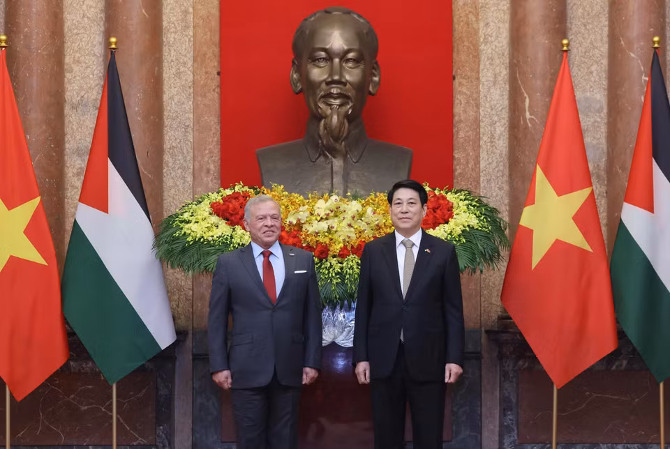 国家主席梁强与约旦国王阿卜杜拉二世·本·侯赛因合影留念。图自 越通社