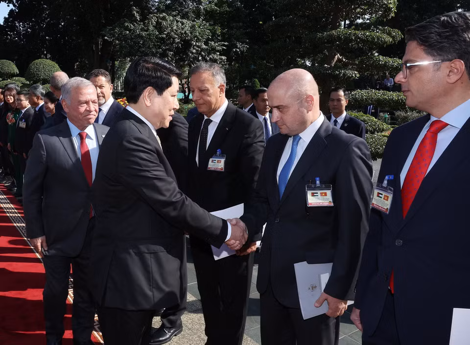 约旦国王阿卜杜拉二世·本·侯赛因向国家主席梁强介绍越南代表团成员。图自 越通社