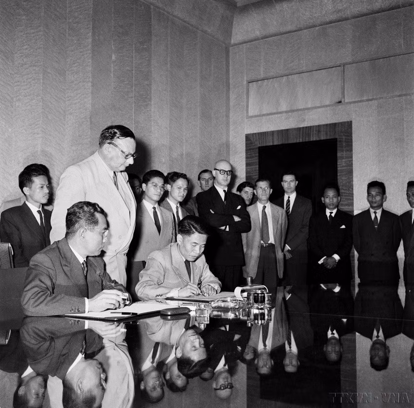 1954年7月20日24时，《停止在越南战争的日内瓦协定》在瑞士日内瓦正式签署。这是越南人民抗法战争事业中具有重要历史性意义的重大胜利，也成为越南革命和外交事业的重要里程碑。图自 越通社