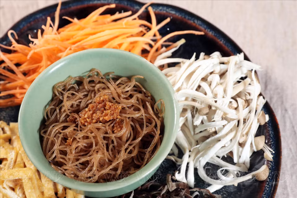 素拌黑米线以新鲜蔬果为主要食材，对健康大有裨益。图自 越通社