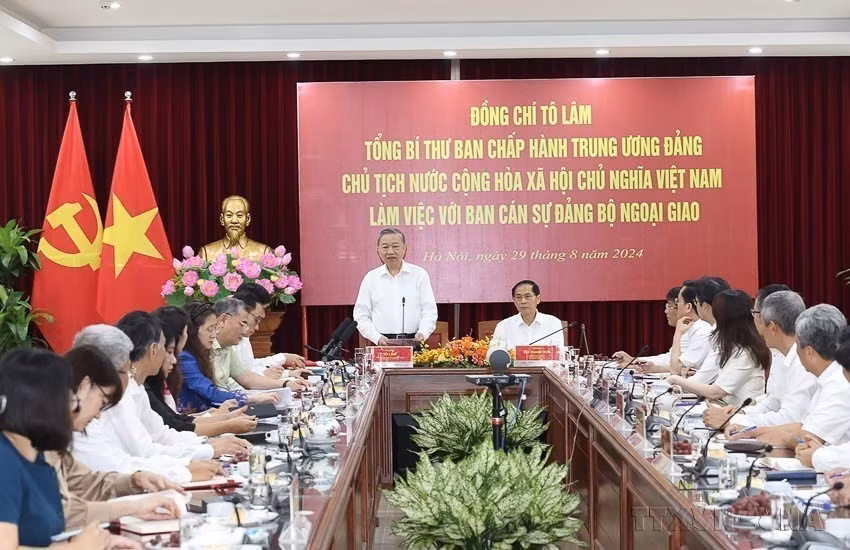 2024年8月29日，越共中央总书记、国家主席苏林在河内与外交部党务干事就展开落实越共十三大对外路线及推动外交事业发展举行会议。图自 越通社