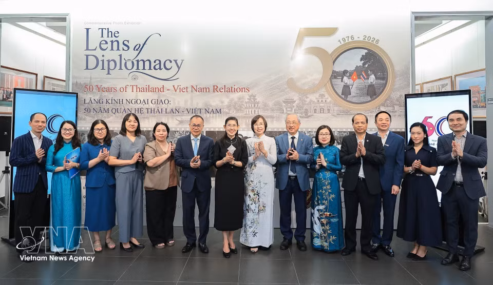 泰国驻越大使乌拉瓦蒂·斯里皮罗米亚（Urawadee Sriphiromya）与越南国家通讯社社长武越庄及代表们合影留念。图自 越通社