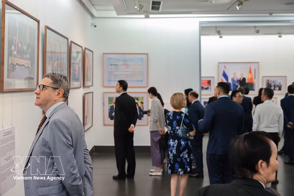 代表们参观图片展。图自 越通社