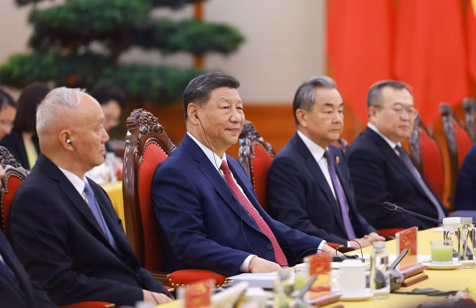出席与越共中央总书记苏林举行会谈的中国高级代表团成员。图自 越通社